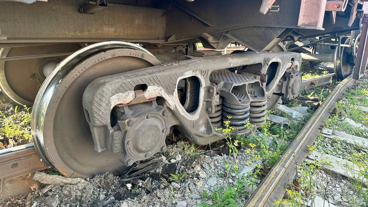 Два вагона с щебнем сошли с рельсов в Челябинске Два вагона с щебнем сошли с рельсов в Челябинске