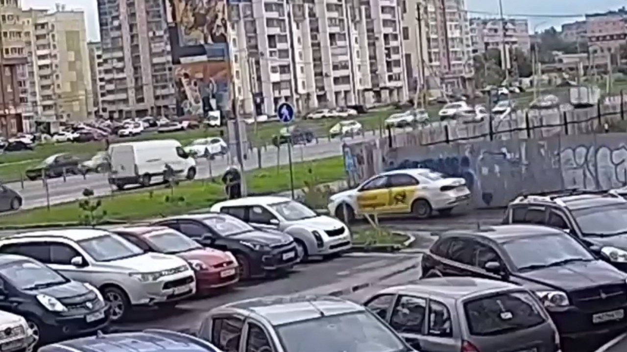 В Челябинске автомобиль сбил двух человек на самокате
