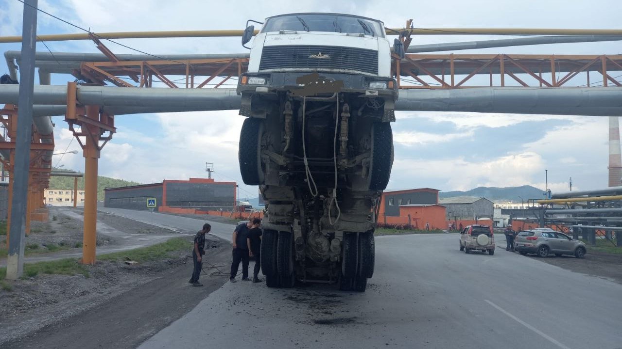 Самосвал встал на дыбы посреди дороги в Челябинской области