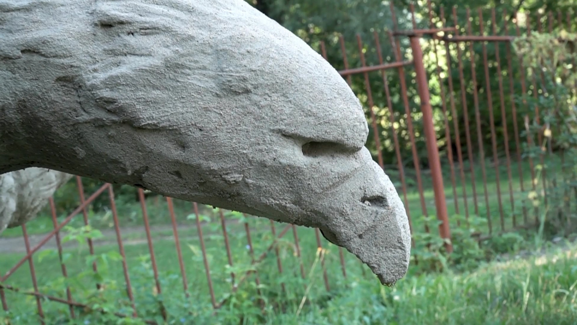 В Челябинской области машинист создает огромные скульптуры из бетона