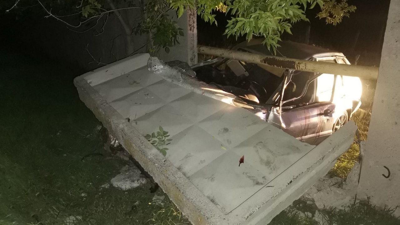 В Челябинской области ВАЗ влетел в газопровод и повалил бетонную стену