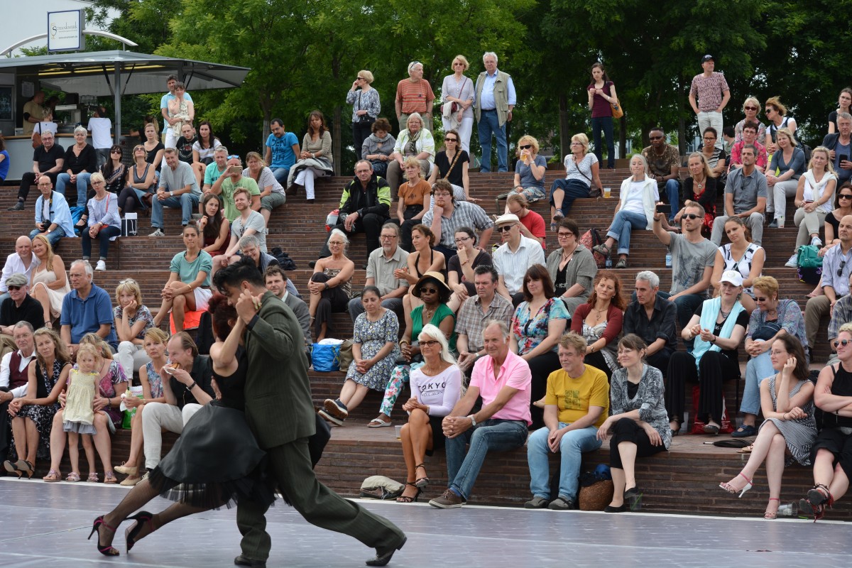 Танцуют 93 города: Челябинск присоединится к международному танго-флешмобу