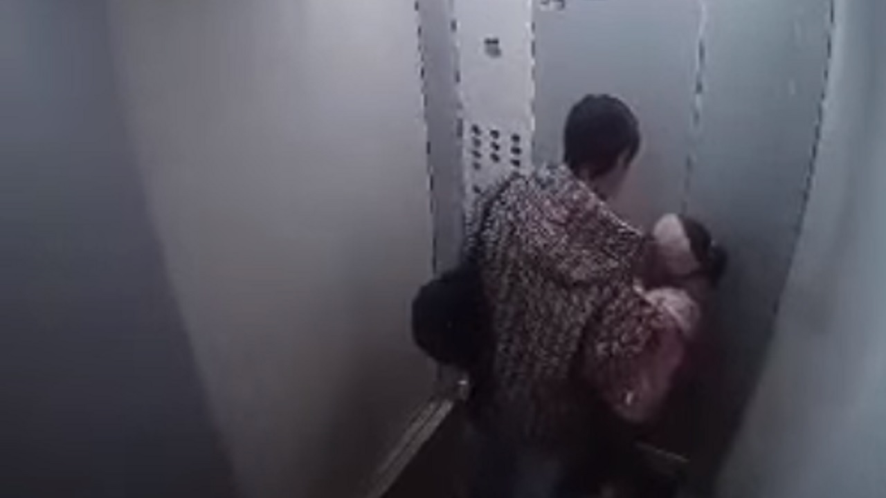 В Челябинской области женщина силой пыталась увести чужого ребенка В Челябинской области женщина силой пыталась увести чужого ребенка