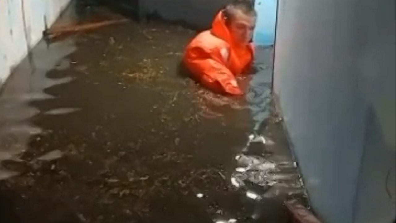 Женщина чуть не утонула в затопленном магазине в Челябинске ВИДЕО
