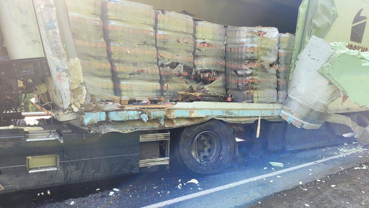 Разорвалось колесо: фура перевернулась на трассе в Челябинской области, водитель погиб