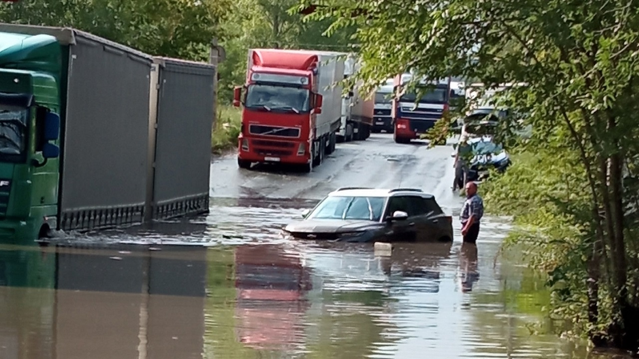 Озеро на дороге: автомобиль утонул в огромной луже в Челябинске