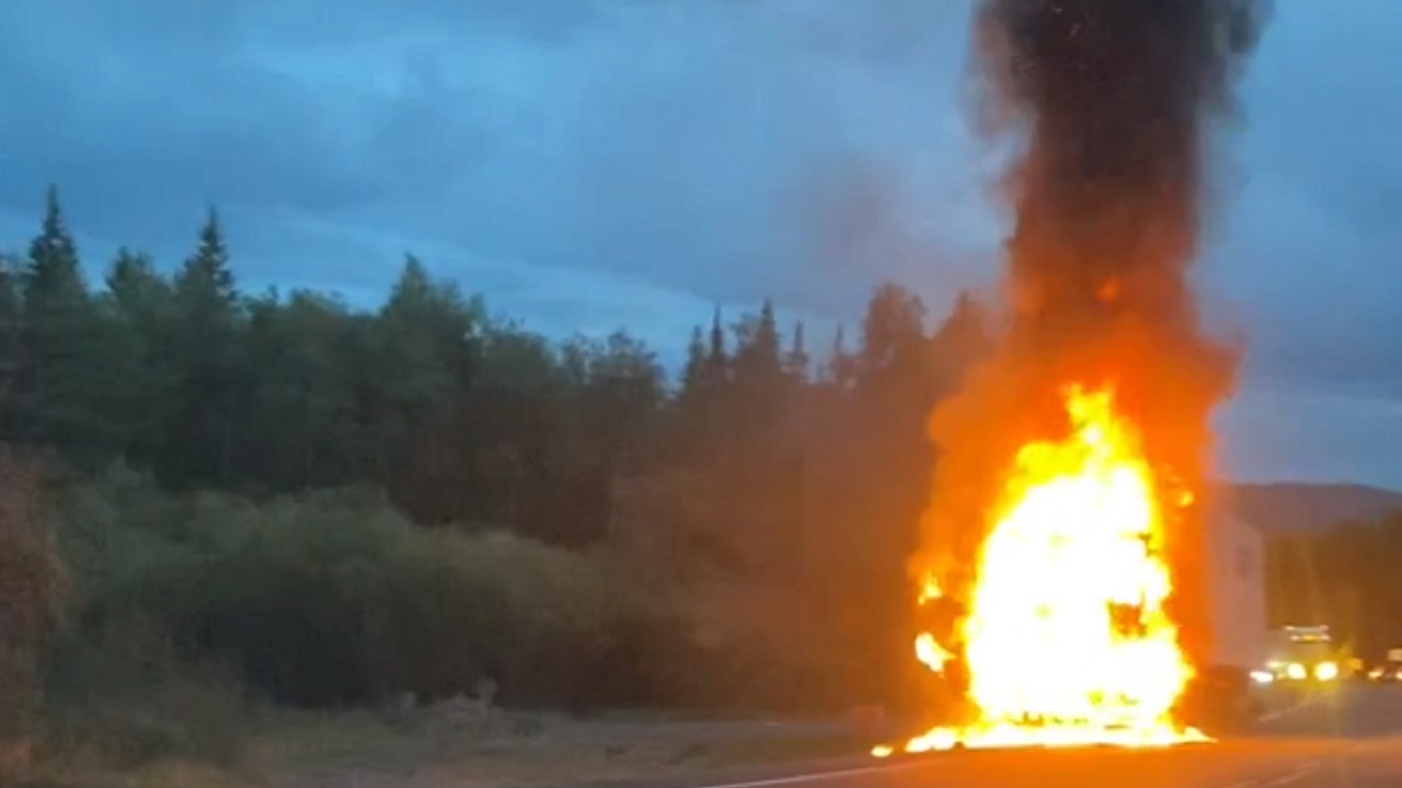 Грузовик загорелся на ходу в Челябинской области ВИДЕО