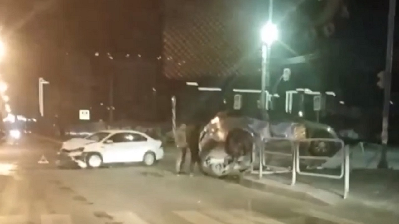 Автомобиль повис на металлическом ограждении после ДТП в Челябинске Автомобиль повис на металлическом ограждении после ДТП в Челябинске