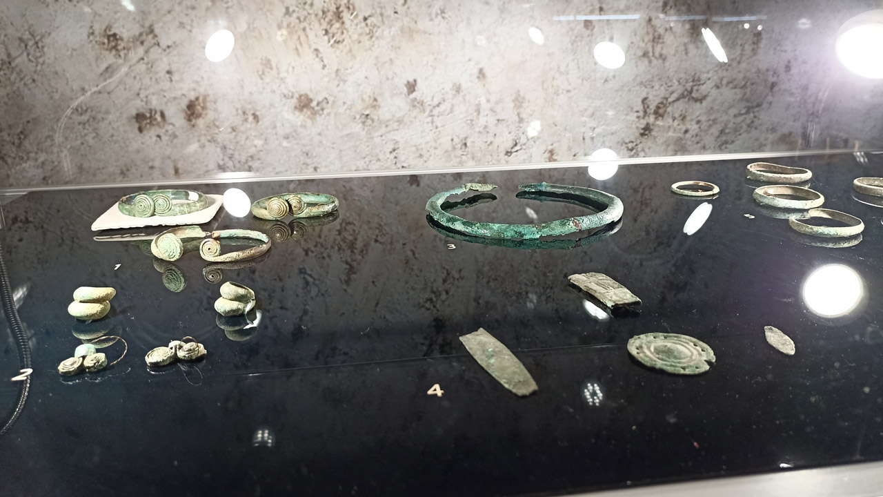 Артефакты эпохи бронзового века из Аркаима представили на выставке в Салехарде
