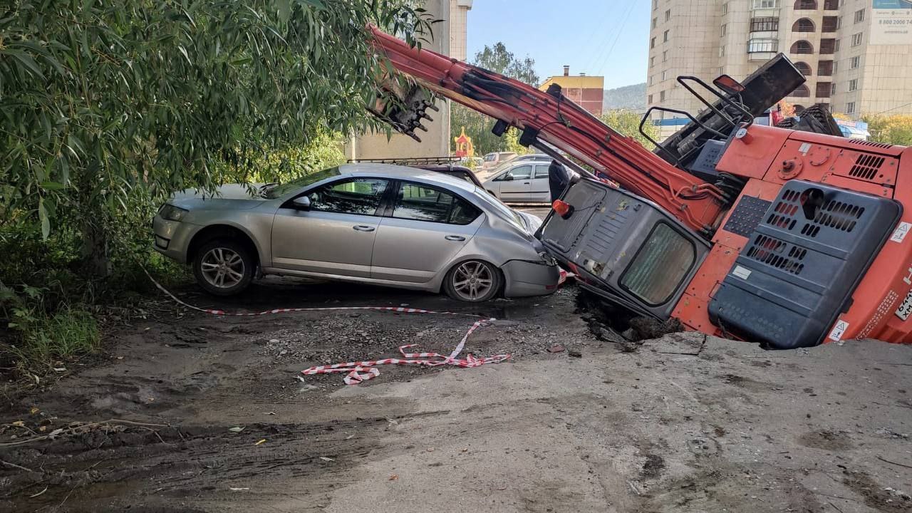 В Челябинской области экскаватор провалился под землю