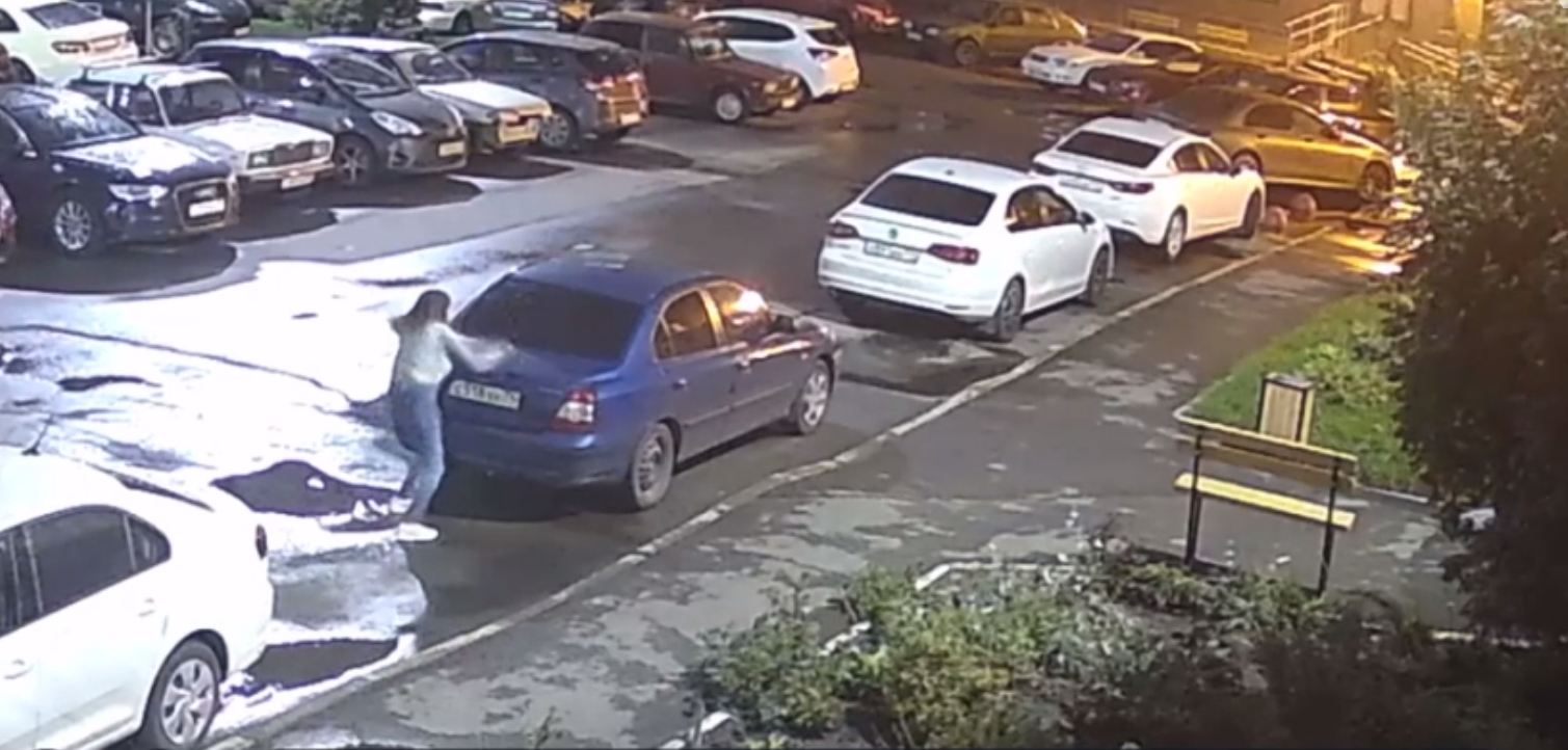 Жительница Челябинска повредила несколько автомобилей, припаркованных во дворе