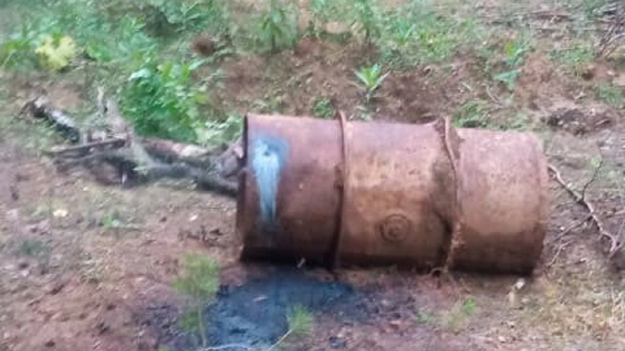 Огромную бочку с опасными веществами обнаружили в лесу в Челябинской области