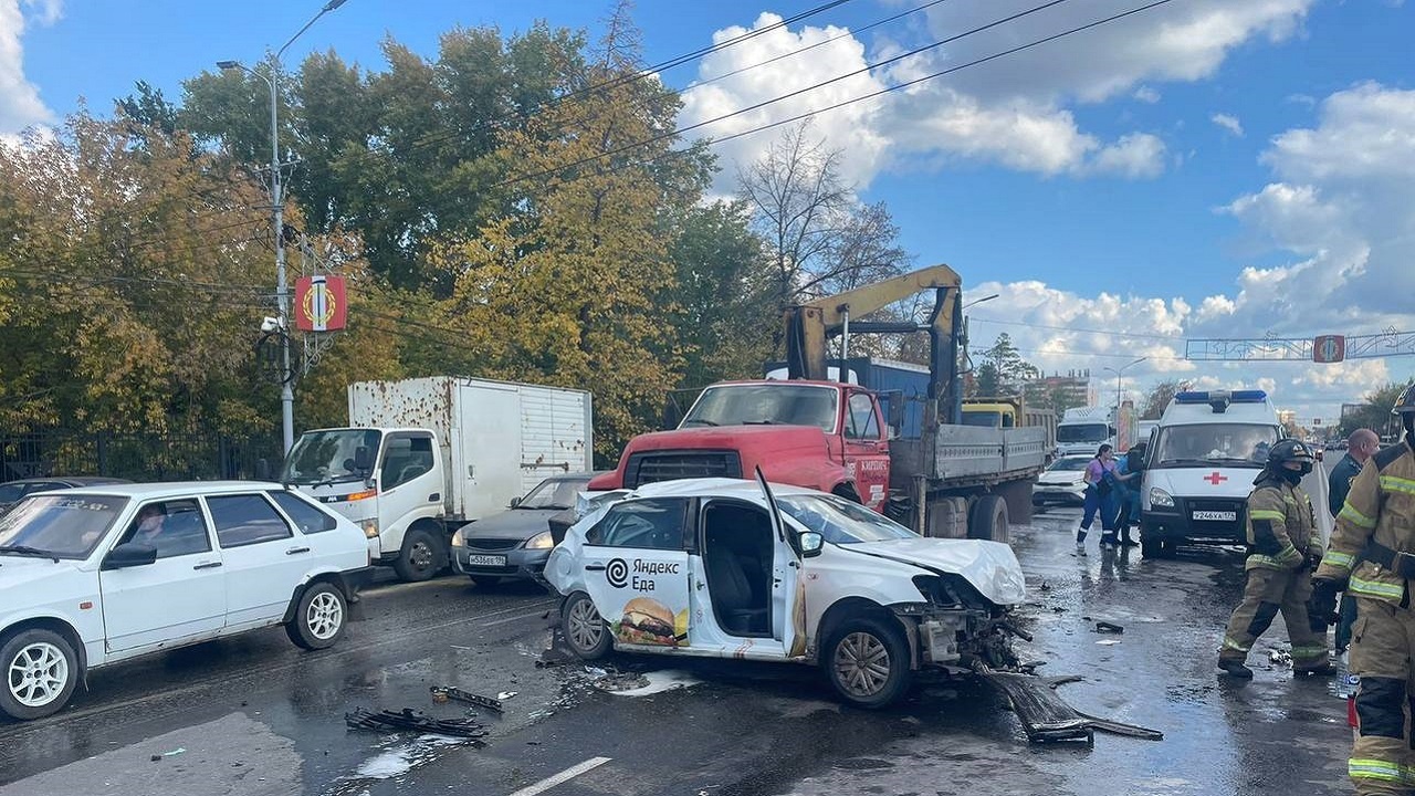 Тройное ДТП с розливом топлива в Копейске: два человека доставлены в больницу