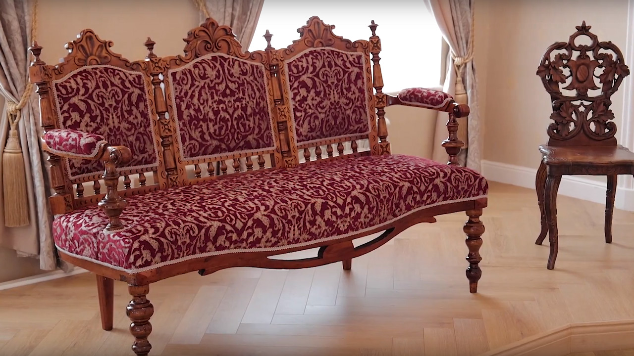 Реставрацию дивана конца XIX века провели в музее Челябинска