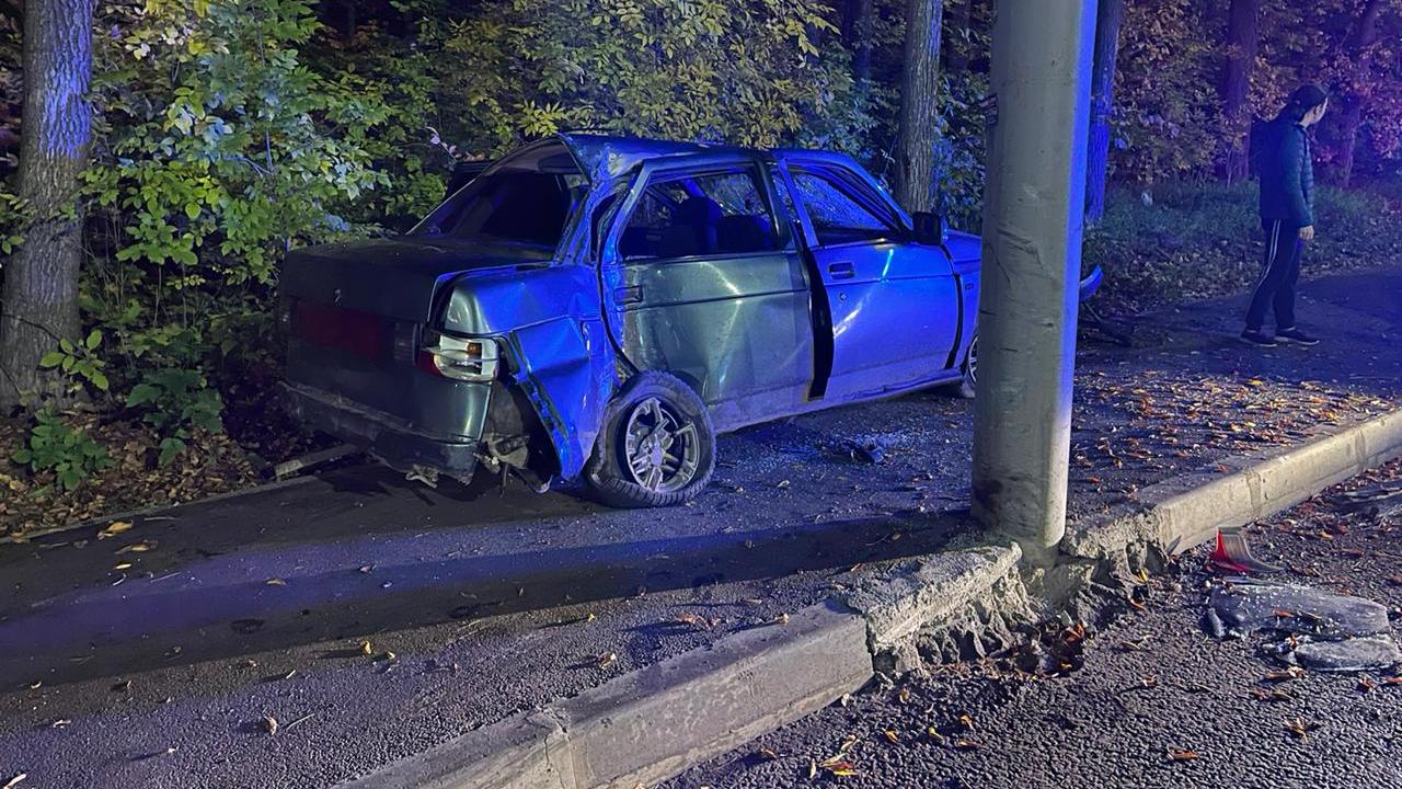 Пьяный водитель врезался в столб в Челябинске: погиб 19-летний пассажир