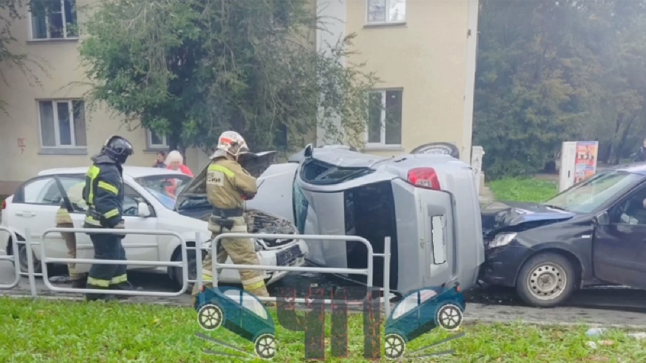 Тройное ДТП с опрокидыванием произошло в Челябинске: пострадали двое