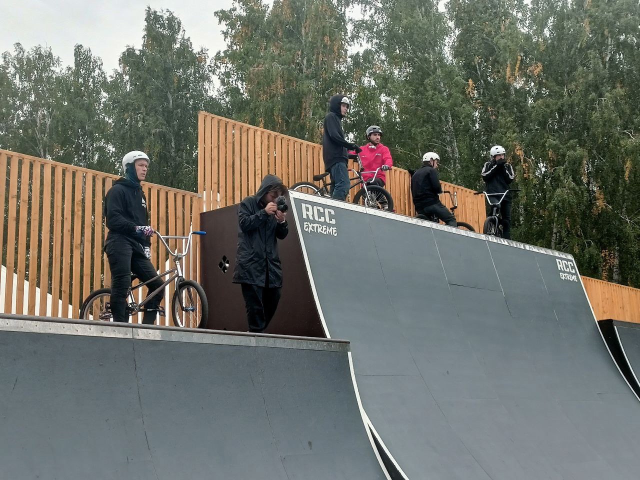 Трюки под проливным дождем: в Челябинске состоялись соревнования экстремалов