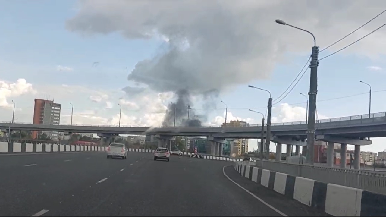 Большой столб черного дыма над городом взволновал жителей Челябинска