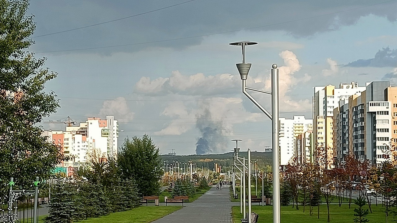 Большой столб черного дыма над городом взволновал жителей Челябинска