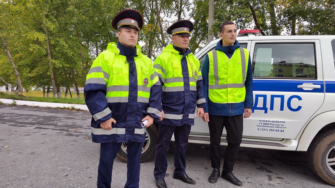 Полицейские помогли застрявшему на дороге водителю в Челябинской области