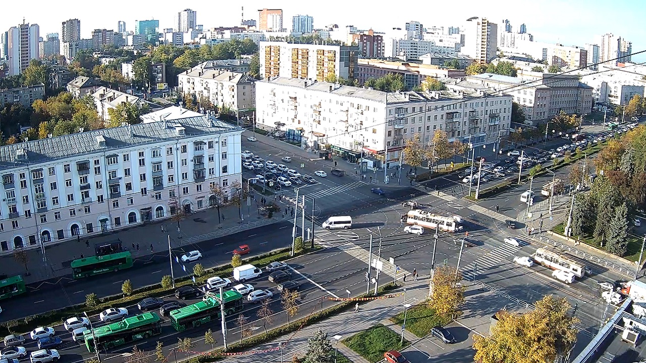Пассажирам пришлось толкать застрявший на перекрестке в Челябинске троллейбус