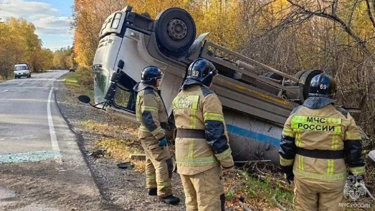 Грузовик с цистерной перевернулся на трассе в Челябинской области Грузовик с цистерной перевернулся на трассе в Челябинской области