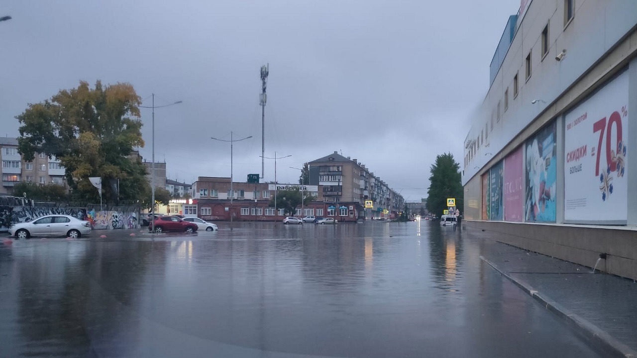 Центральную площадь Копейска затопило после ливня: с улиц откачивают воду