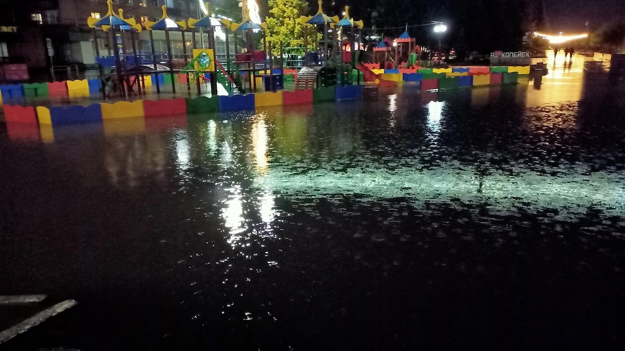 Центральную площадь Копейска затопило после ливня: с улиц откачивают воду