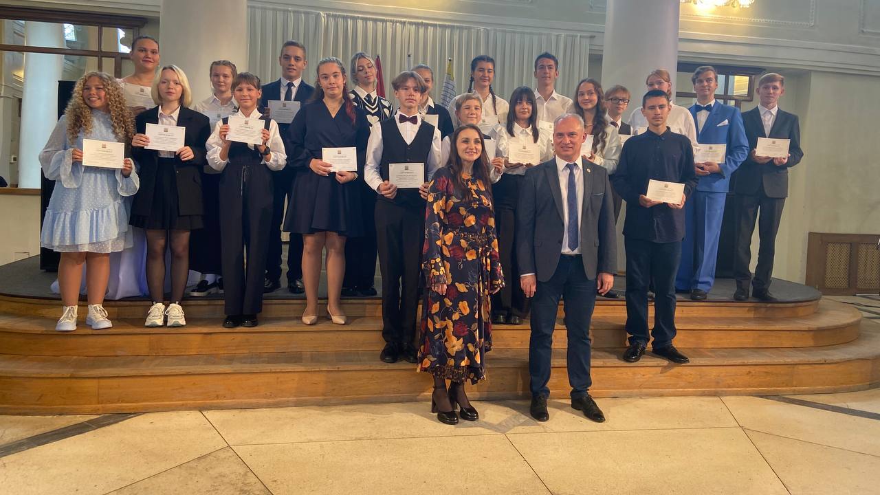 В Челябинске лучших школьников наградили стипендиями администрации