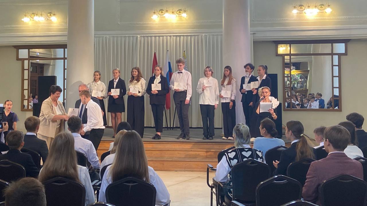 В Челябинске лучших школьников наградили стипендиями администрации