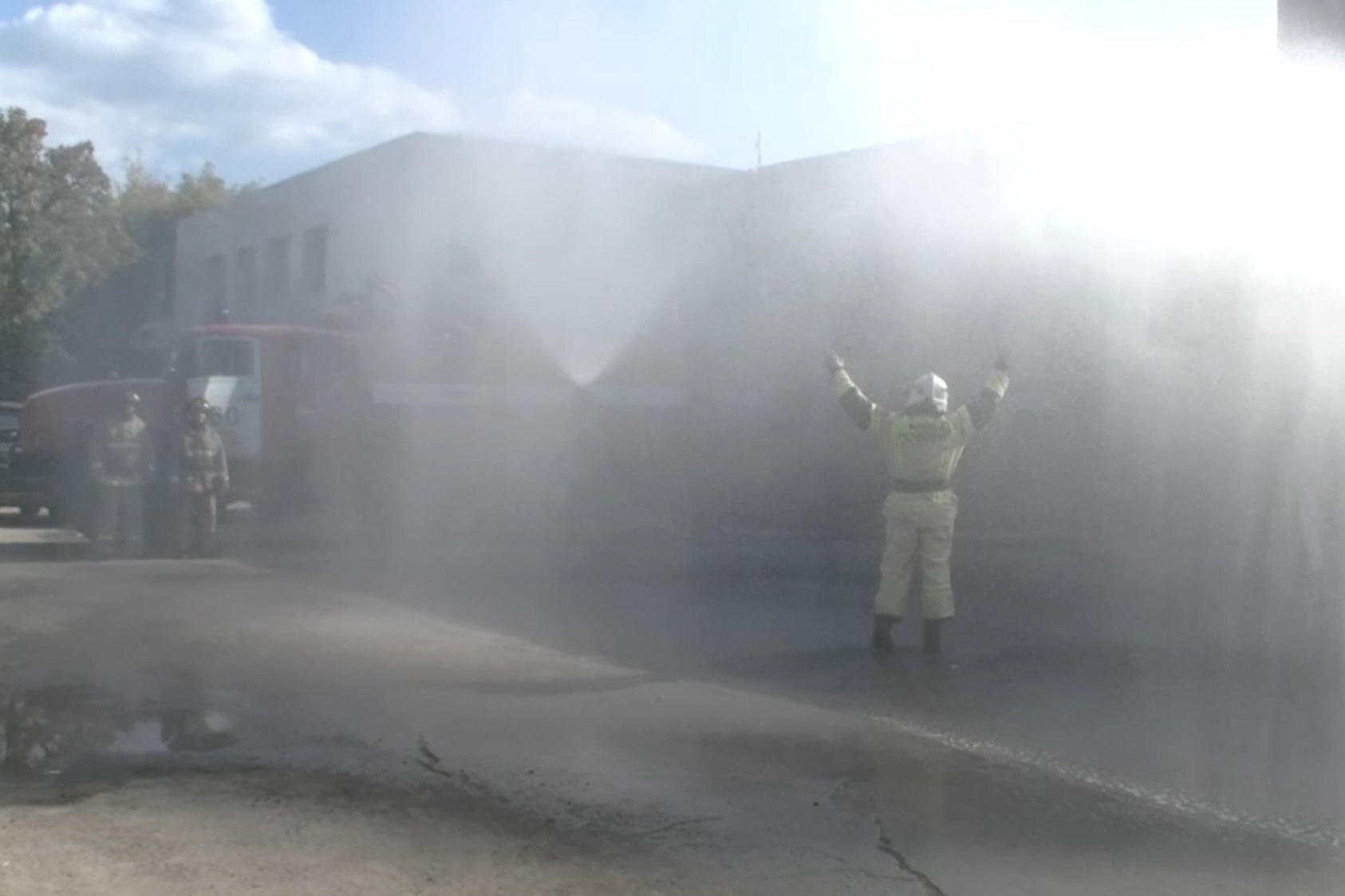 Душ из брандспойта: в Касли начальника пожарного отряда проводили на пенсию