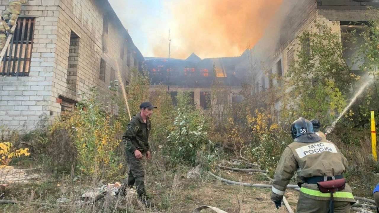 В Челябинской области загорелось двухэтажное здание
