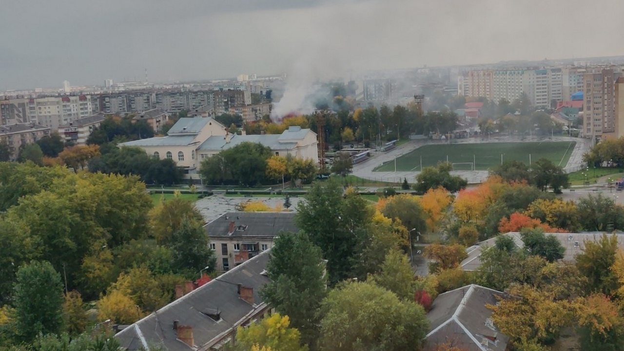 В Челябинске из горящей гостиницы эвакуируют людей В Челябинске из горящей гостиницы эвакуируют людей