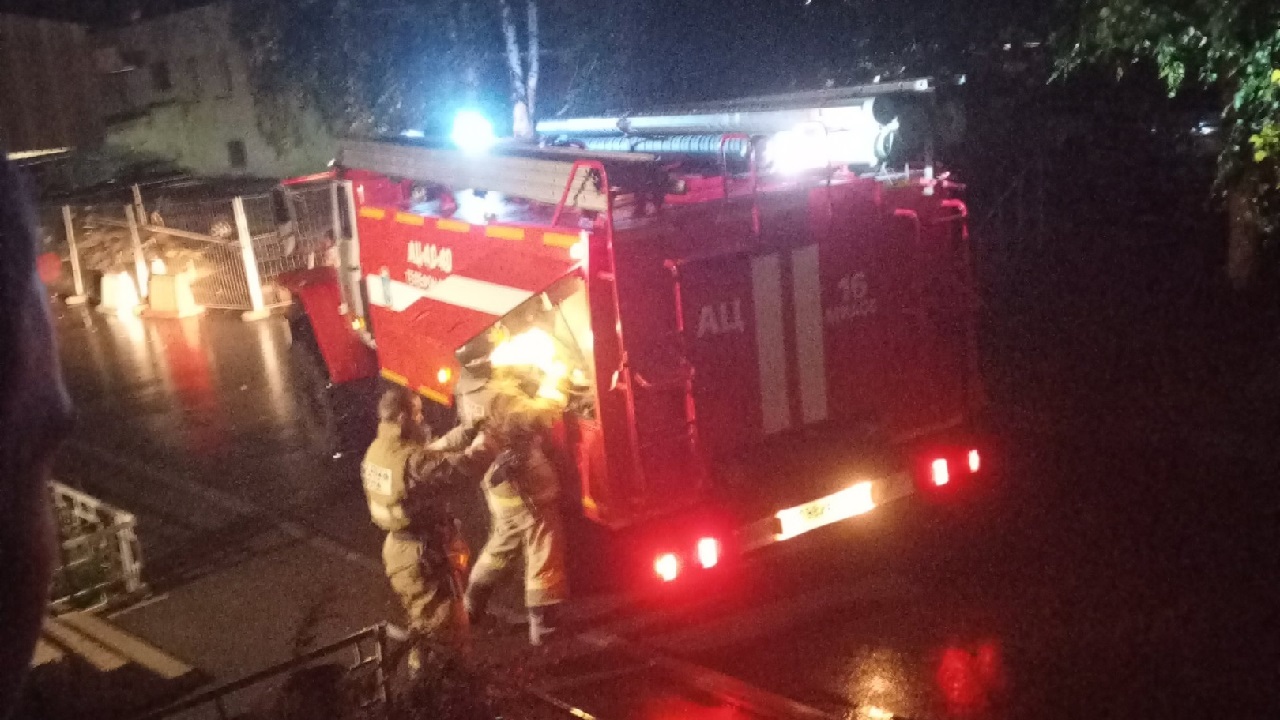 Почти 50 человек эвакуировались из горящего дома в Челябинской области