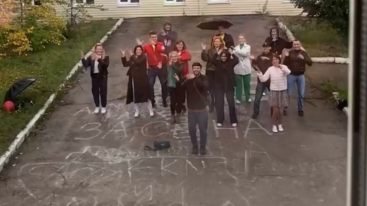 Под окнами роддома в Магнитогорске молодую маму поздравили танцевальным флешмобом Под окнами роддома в Магнитогорске молодую маму поздравили танцевальным флешмобом