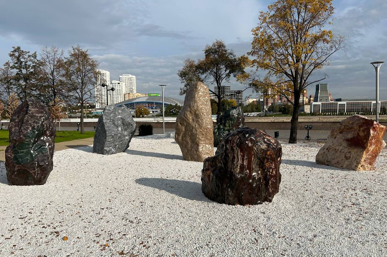 Огромные камни-валуны установили в центре Челябинска