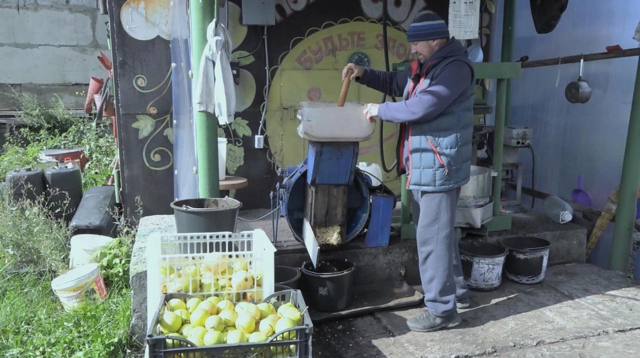 Гигантскую соковыжималку используют южноуральские садоводы для переработки урожая