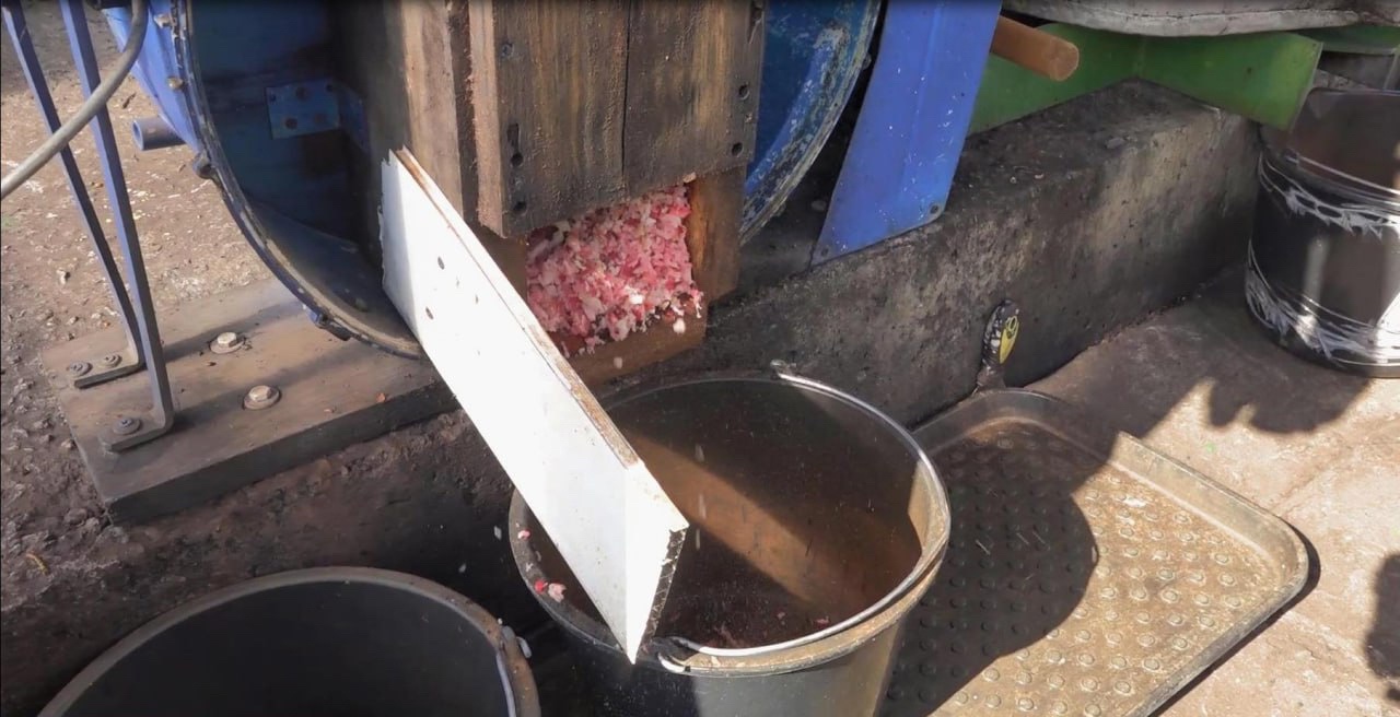 Гигантскую соковыжималку используют южноуральские садоводы для переработки урожая