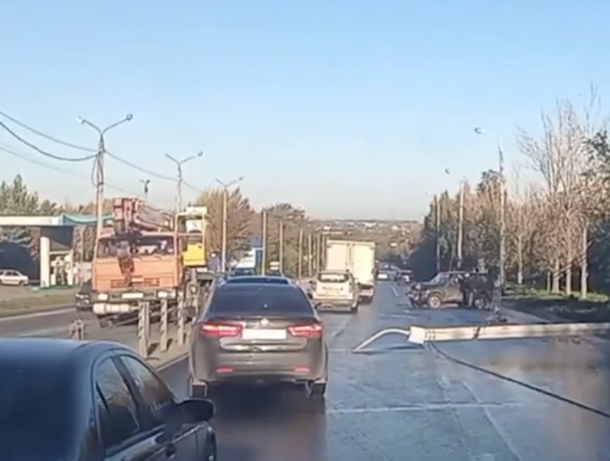 Бетонный столб упал на проезжую часть в Челябинске 