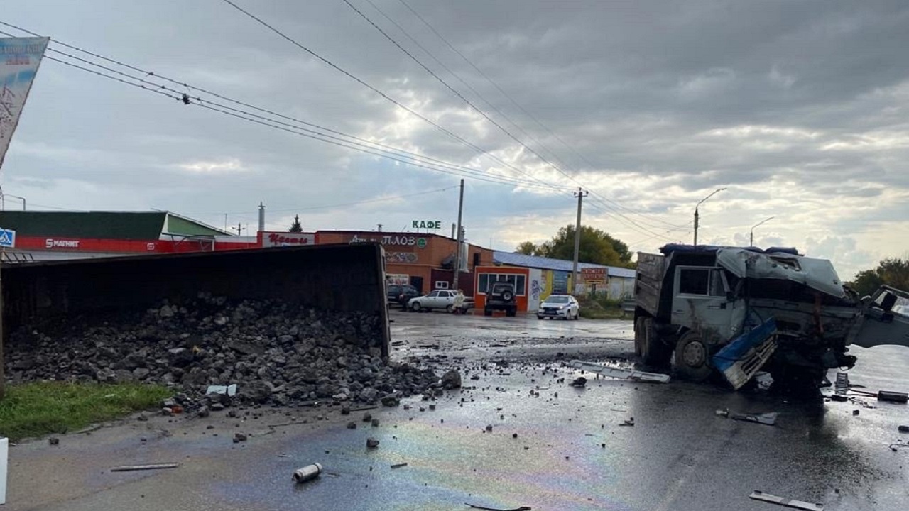 Самосвал протаранил большегруз и легковой автомобиль в Челябинской области Самосвал протаранил большегруз и легковой автомобиль в Челябинской области