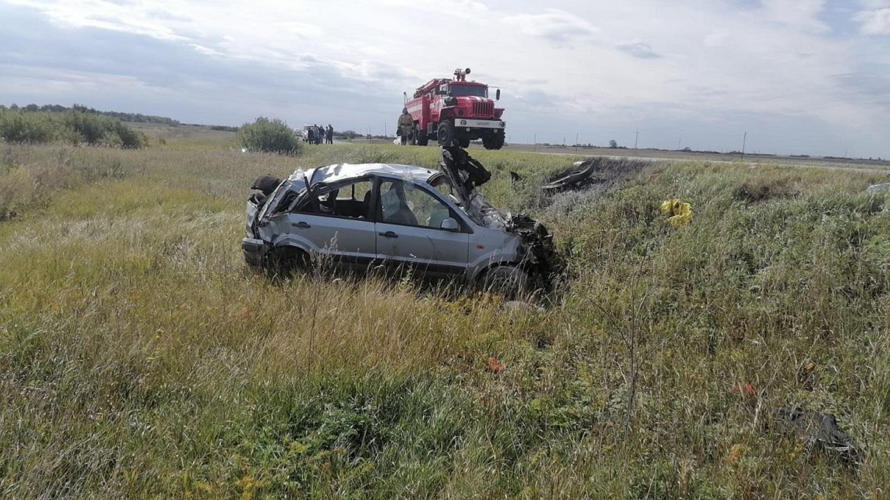 Водитель вылетела из машины: автомобиль перевернулся на трассе в Челябинской области