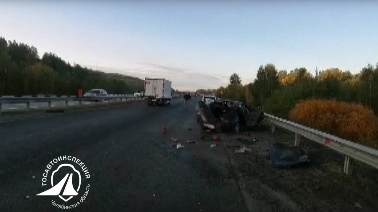Иномарка врезалась в металлическое ограждение под Челябинском, водитель погиб