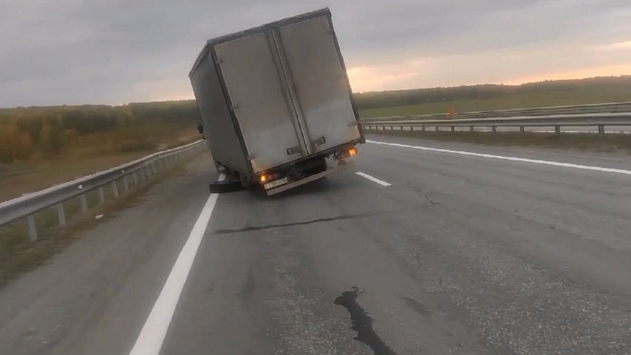 У грузовика оторвалось колесо на трассе М5 в Челябинской области У грузовика оторвалось колесо на трассе М5 в Челябинской области