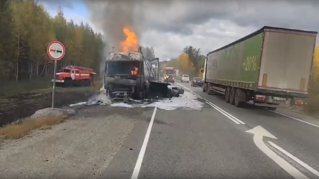 Грузовик загорелся на трассе М5 в Челябинской области