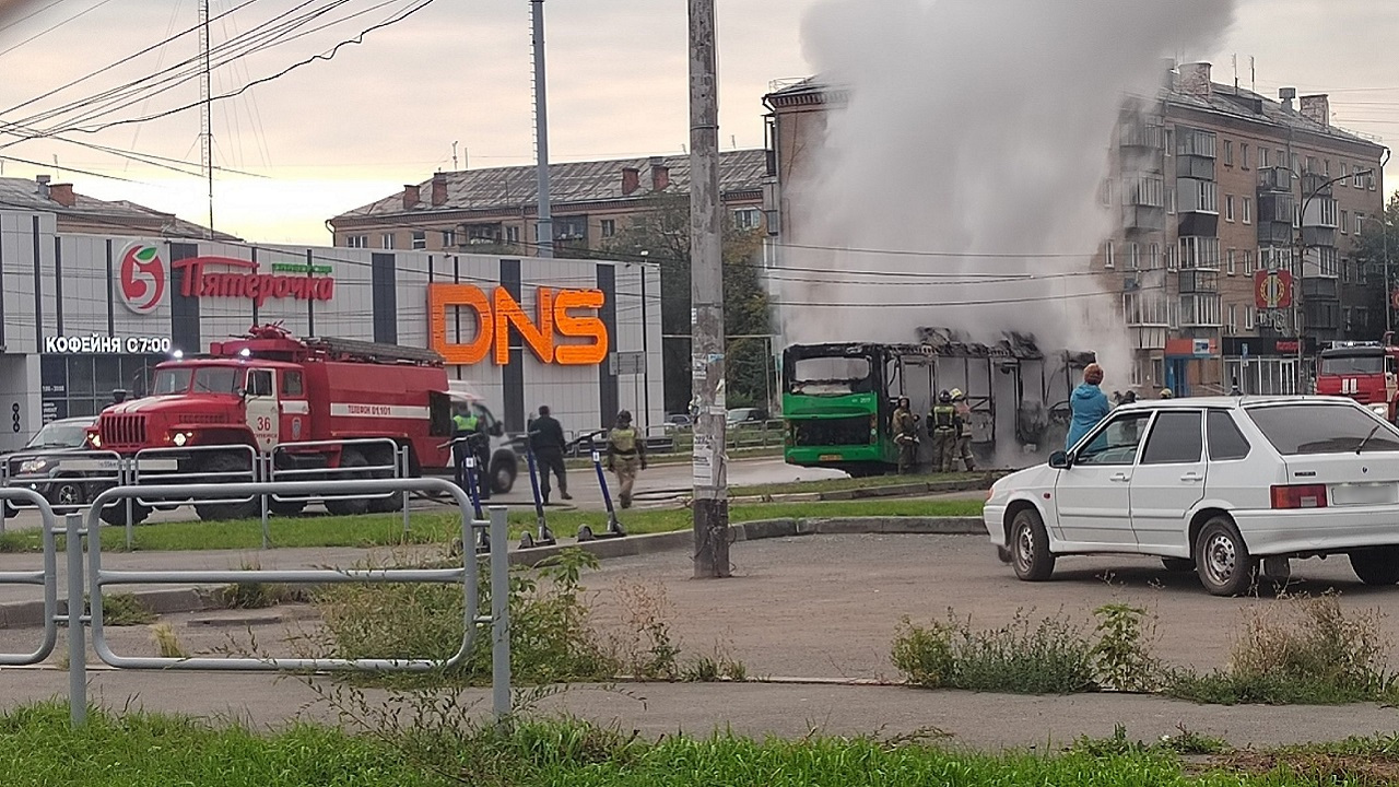Автобус загорелся на ходу в Челябинской области Автобус загорелся на ходу в Челябинской области