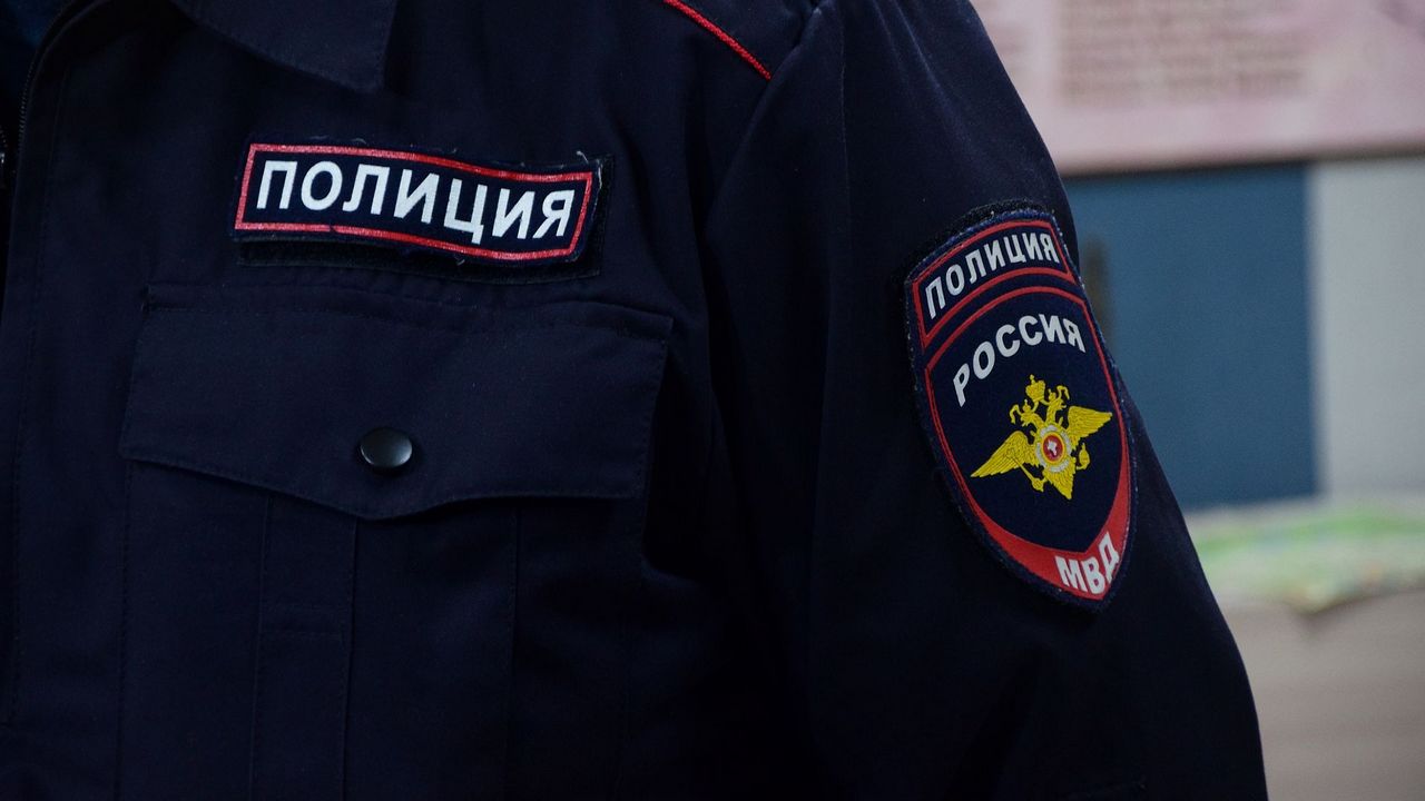 Полицейские и коммунальщики закрасили запрещенные надписи в Златоусте Полицейские и коммунальщики закрасили запрещенные надписи в Златоусте