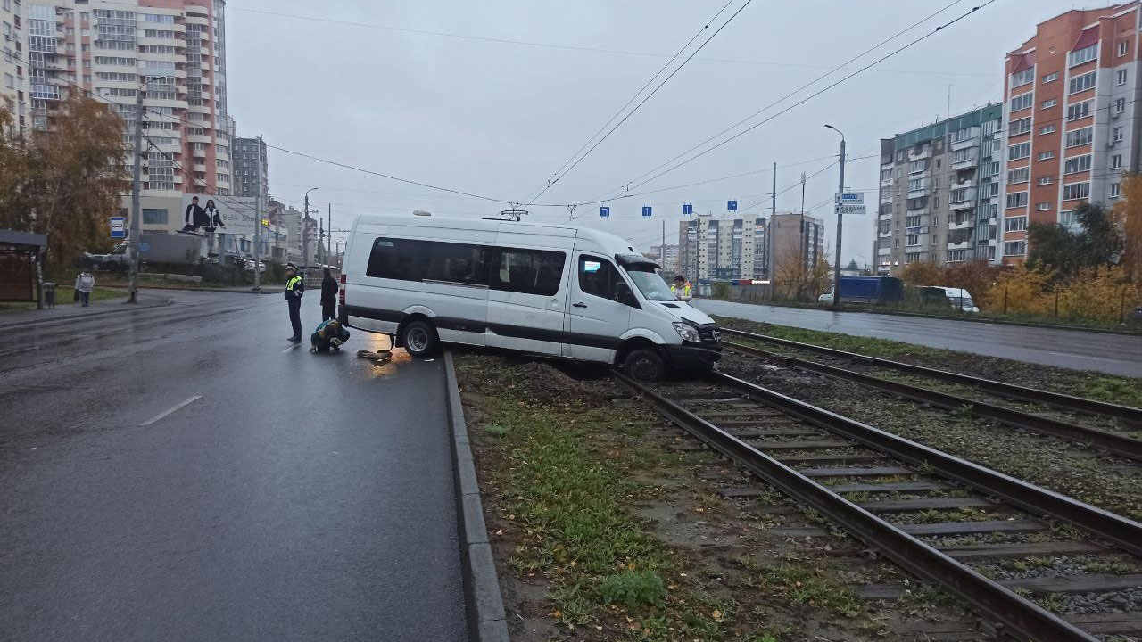Микроавтобус в Челябинске вылетел на трамвайные пути