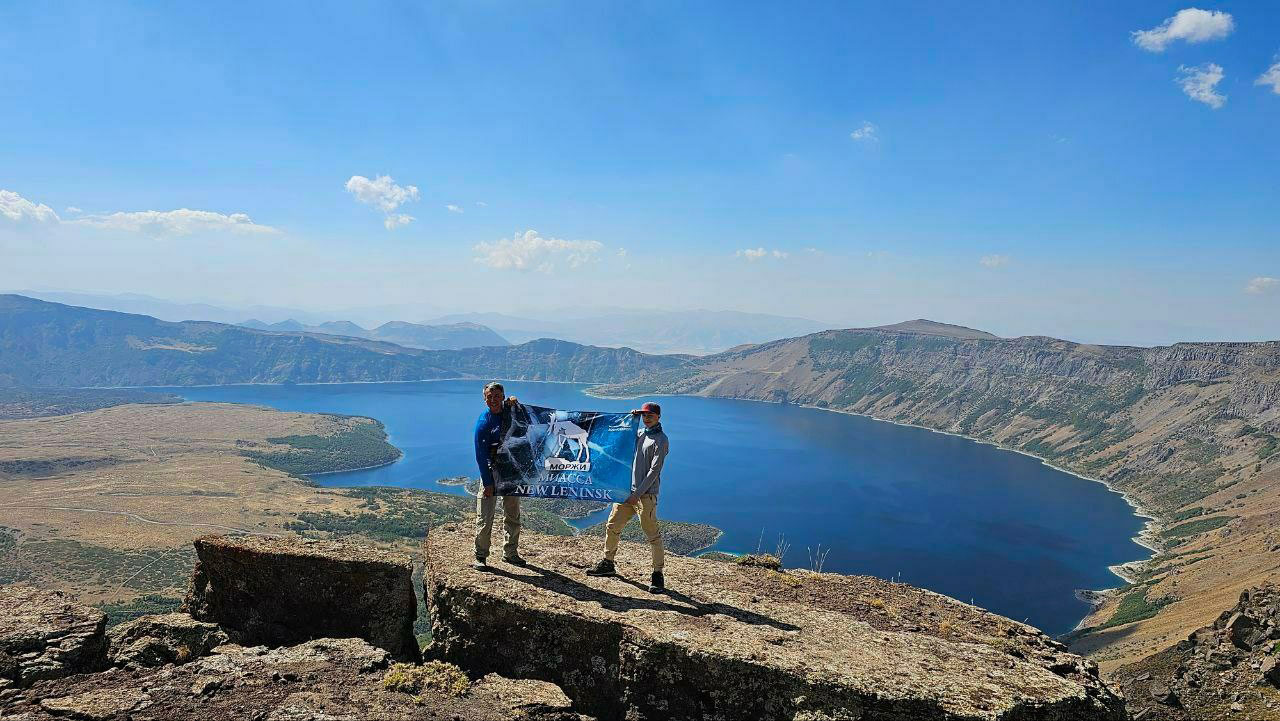 Флаг моржей из Челябинской области развернули на пяти вулканах и дне моря