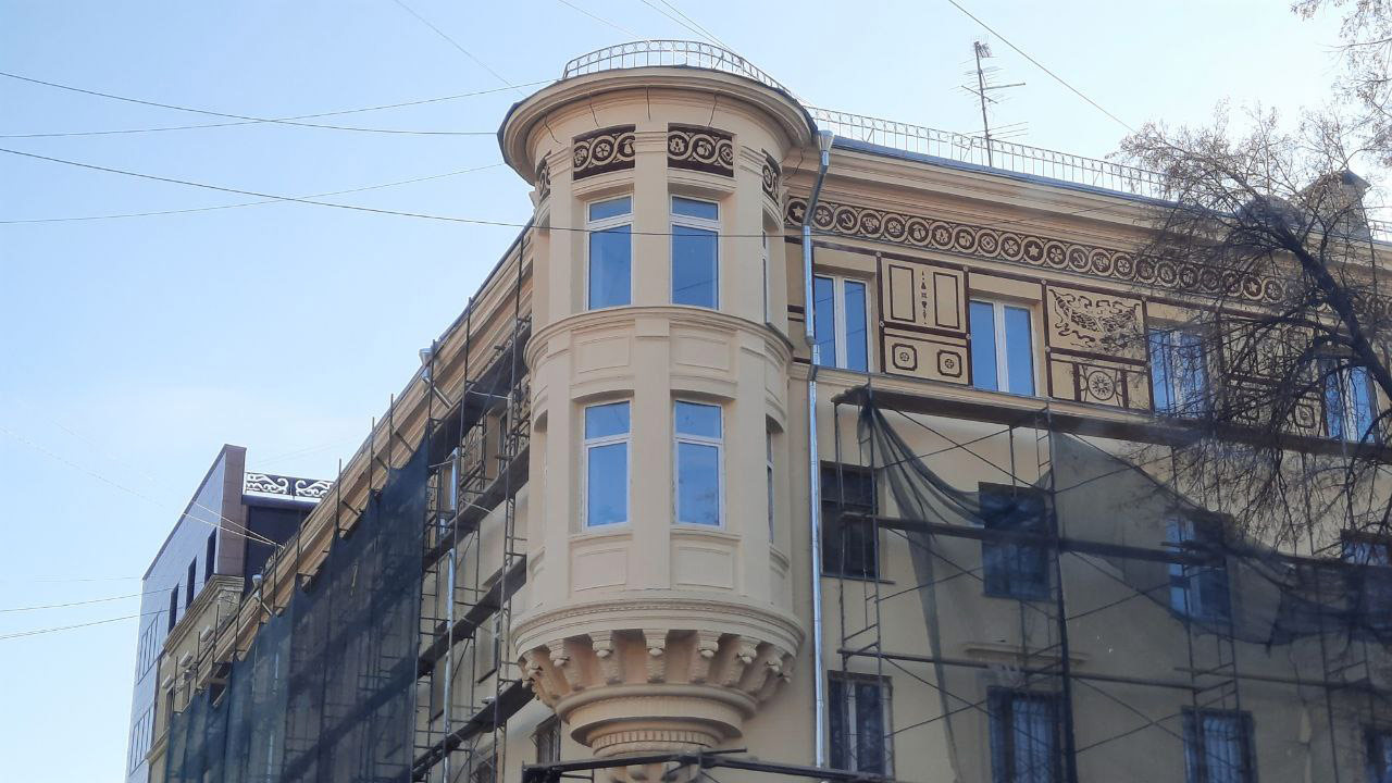 Орнамент в технике сграффито воссоздают на фасаде дома в Челябинске