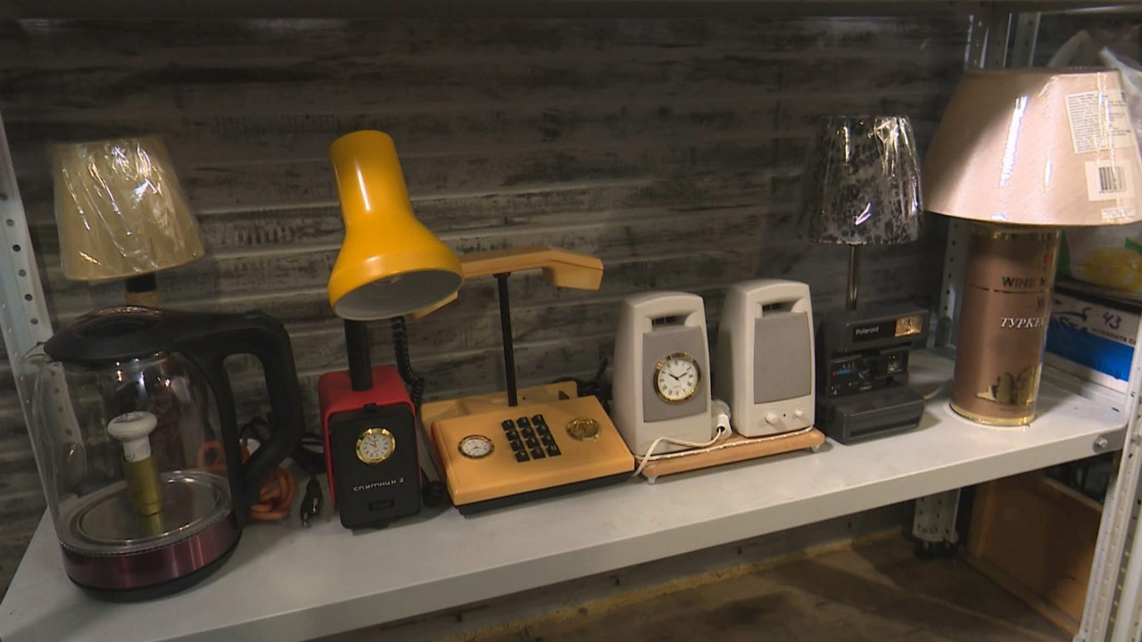 Челябинец создает часы и светильники из автозапчастей, телефонов и посуды